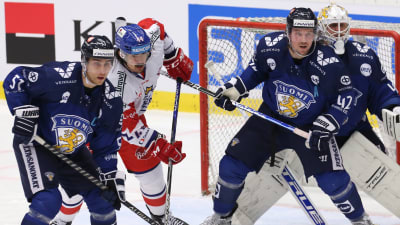 Valtteri Filppula, Matej Stransky, Sami Vatanen och Jussi Olkinuora håller dejour framför målet.