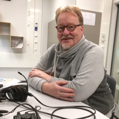 Oikean Aseman pitkäaikainen toimittaja Jussi Tuovinen