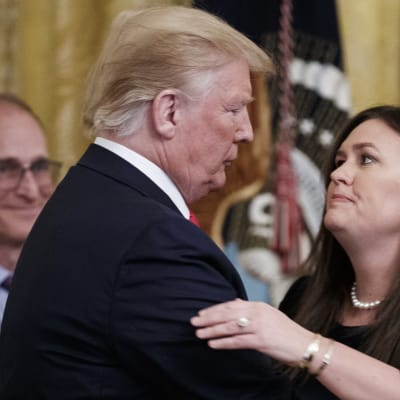 Trump och Sanders i öm omfamning vid presskonferens i Vita huset.