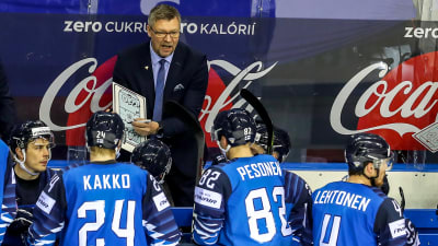 Jukka Jalonen håller ett snack med sina finländska spelare.