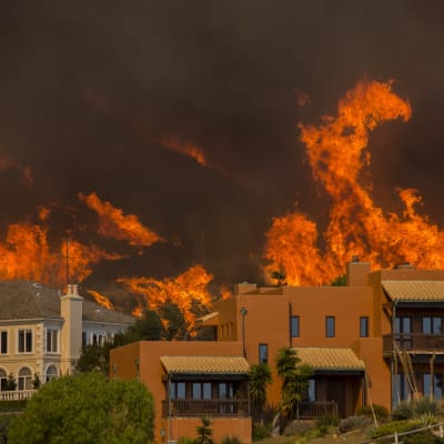 Den brand som kallas "Woolsey" närmar sig kändistäta Malibu. I södra Kalifornien har ungefär 200 000 människor uppmanats evakuera.