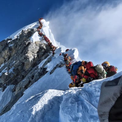 Kö på väg till toppen av Mount Everest den 22.5.2019