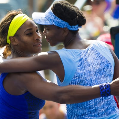 Venus Williams kramar sin lillasyster Serena Williams.