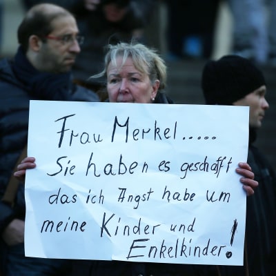 Demonstrant i Köln i Pegida-rörelsens demonstration 9.1.2016 efter de sexuella övergreppen på nyårsnatten