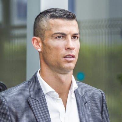 Cristiano Ronaldo klädd i kostym.