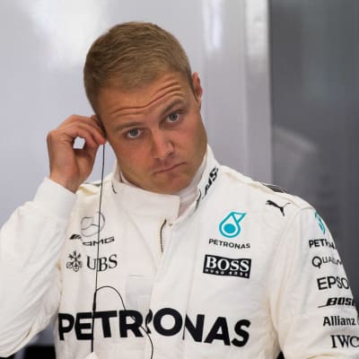 Valtteri Bottas ser orolig ut.
