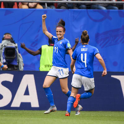 Italienska spelare jublar efter ett mål