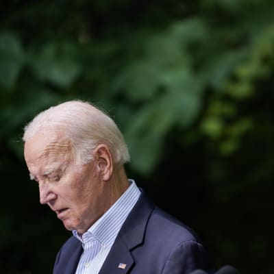 Joe Biden katsoo alaspäin.