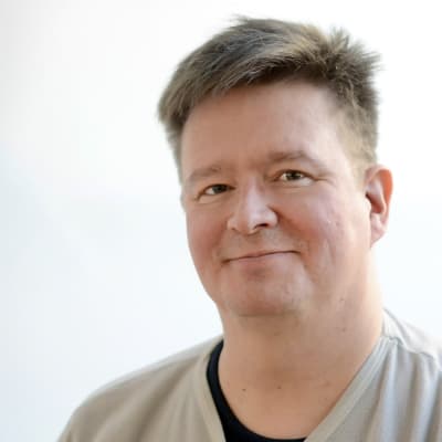 Porträttbild av Yleredaktören Leo Gammals. I över vänstra hörnet en logo formad som en tallrik med kniv och gaffel, där det står: Skolmat.
