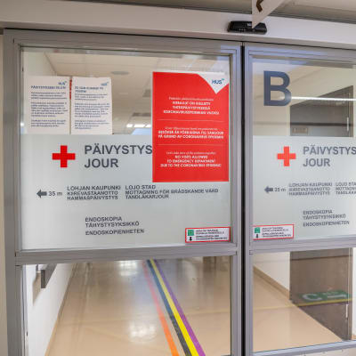En dörr i en korridor i ett sjukhus