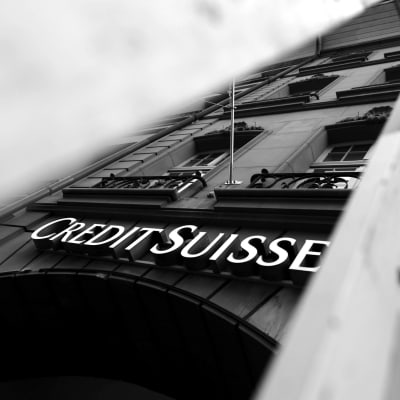 Grå byggnad där det står "credit suisse".
