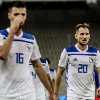 Riad Bajic och Izet Hajrovic efter förlusten mot Grekland.