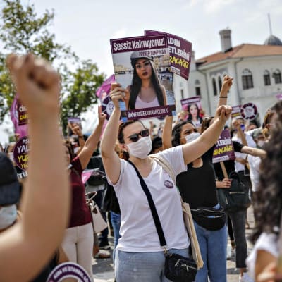 Heinäkuun loppupuolella Turkissa on järjestetty mielenosoituksia naisia kohtaan esiintyvää väkivaltaa vastaan.