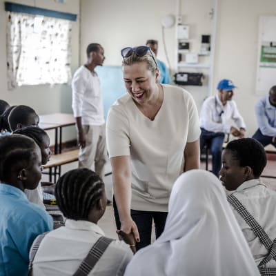  Jutta Urpilainen träffade flyktingbarn som studerar i en EU-finansierad skola i samband med sin resa till Kenya i december.