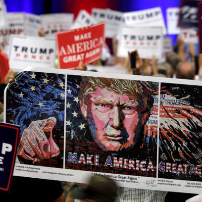 Banderoller till stöd för Donald Trump under ett valmöte i Florida 13.10.2016