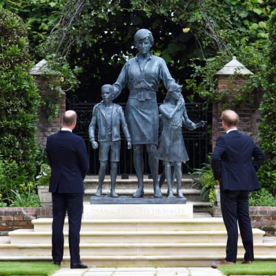 William ja Harry katsovat Dianasta tehtyä näköispatsasta.