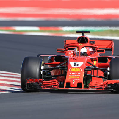 Sebastian Vettel kör sin Ferrari i Barcelona.