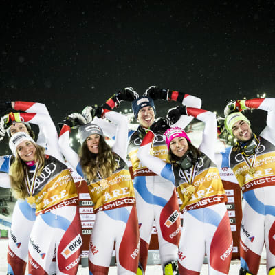 Schweiz alpina landslag firar segern i lagtävlingen i VM i Åre 2019.