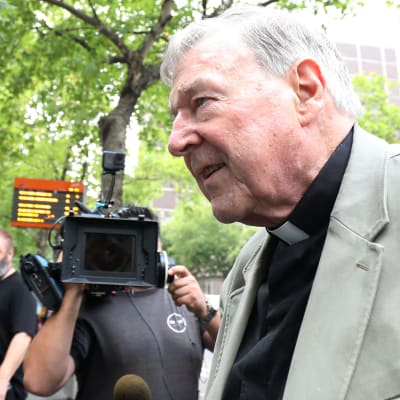 Kardinal George Pell utanför domstolen i Melbourne tisdagen 26.2.