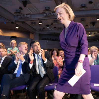 Liz Truss hymyilee puoluetovereidensa edessä 5. syyskuuta, jolloin hänet nimitettiin pääministeriksi.