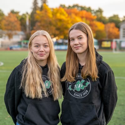 Två flickor med EIF-tröjor, de heter Sofie Lindgren och Engla Ahlberg.