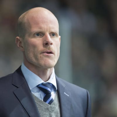 Toni Söderholm ser på isen.