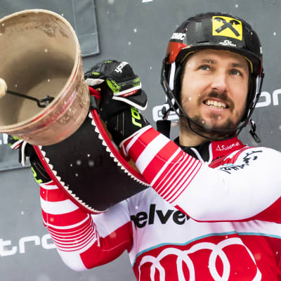 Marcel Hirscher firar sin storslalomseger i Adelboden i mitten av januari 2019.