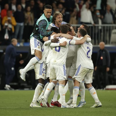 Real Madrid juhlimassa voittoaan.