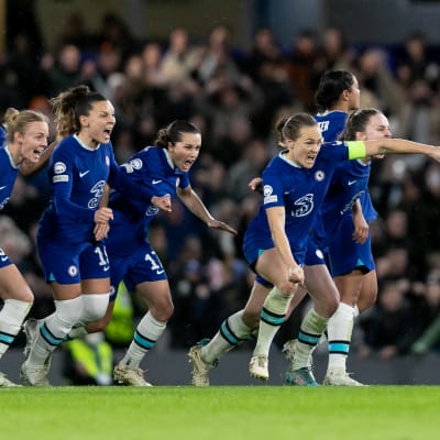 Chelsean naiset juhlivat voittoa.