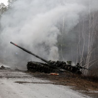 Savu nousee Ukrainan joukkojen tuhoamasta venäläispanssarivaunusta tien varrella Luganskin alueella 26.2.2022.