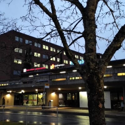 Kanta-Hämeen keskussairaalan julkisivu hämärässä kuvattuna.