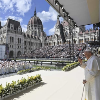 Påve Franciskus vinkar till folkmassan i samband med mässan på Kossuth Lajos-torget i Budapest.
