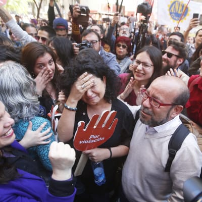 Abortförespråkare firar efter att Chiles grundlagsdomstol bestämde att luckra upp abortlagarna