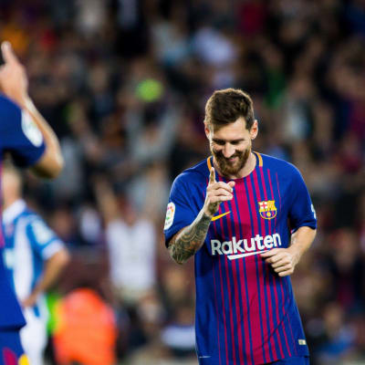 Jordi Alba och Lionel Messi firar mål för Barcelona.