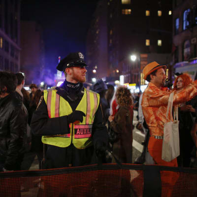 Polis övervakar Halloween-paraden på Manhattan bara timmarna efter det misstänkta terrordådet.