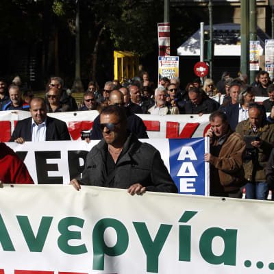 Mielenosoittajat protestoivat Kreikan hallituksen suunnittelemia budjettileikkauksia Ateenassa.