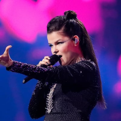 Saara Aalto på Eurovisionsscenen.