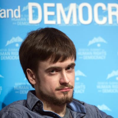 Pussy Riots producent och tidningsutgivare Pjotr Verzilov var en av de aktivister som stormade fotbollsplanen mitt under VM-finalen i Moskva mellan Frankrike och Kroatiene