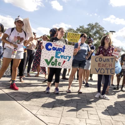 Demonstranter i Florida kräver omräkning av röster.