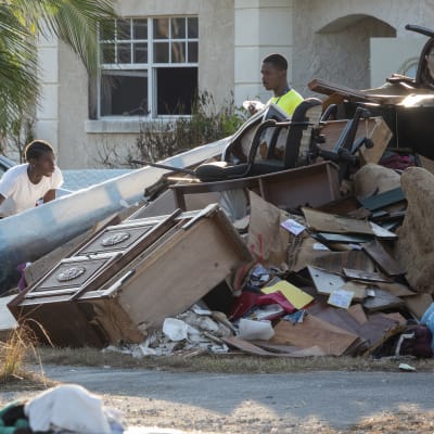 Freeportin kaupungissa Bahamasaarilla selviteltiin hurrikaani Dorianin aiheuttamia tuhoja 8. syyskuuta 2019.