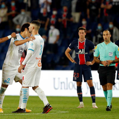 PSG:n Neymarin käsi Marseillen Alvaro Gonzalezin olkapäällä. 