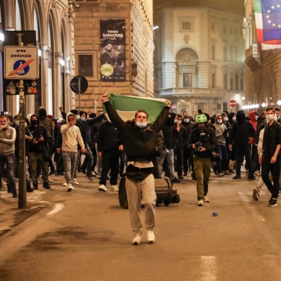 Arga, ofta unga demonstranter har dragit ut på gatorna i större städer så som Florens för att protestera mot regeringens coronarestriktioner.