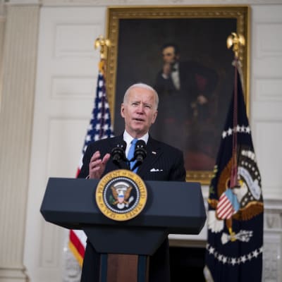 USA:s president Joe Biden står bakom en talarstol och håller tal