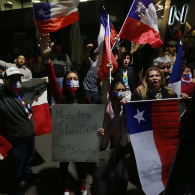 Chilen perustuslakiesitystä vastustaneet juhlivat pääkaupungissa Santiagossa.