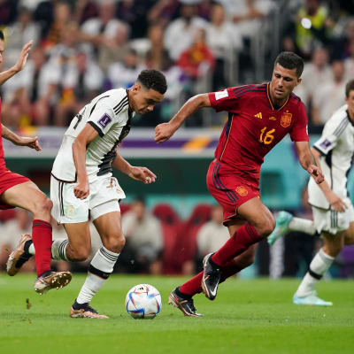 Spanien och Tyskland vid en match i fotbolls-VM 2022.
