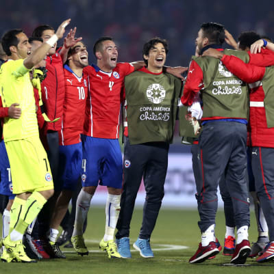 Chiles herrlandslag i fotboll firar avancemang till final i Copa America 2015.