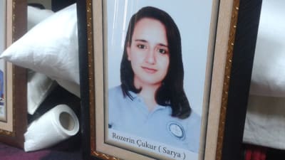 Rozerin dödades av en poliskrypskytt när hon skulle studera säger modern.