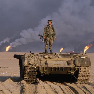Amerikkalaissotilas tuhotun tankin päällä Persianlahden sodassa 1991