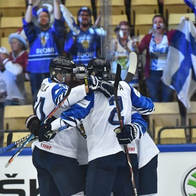 Finland jublar över ett mål mot Lettland i ishockey-VM 2018.
