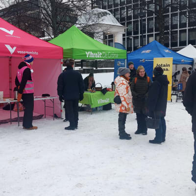 Ihmisiä vaaliteltoilla Hämeenlinnan torilla helmikuussa.